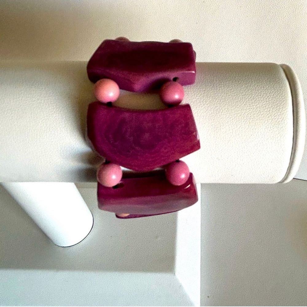 60’s VINTAGE 🤩. Purple Fuchsia Pink Lucite Chunky
Bead Bracelet. Amazing Color!